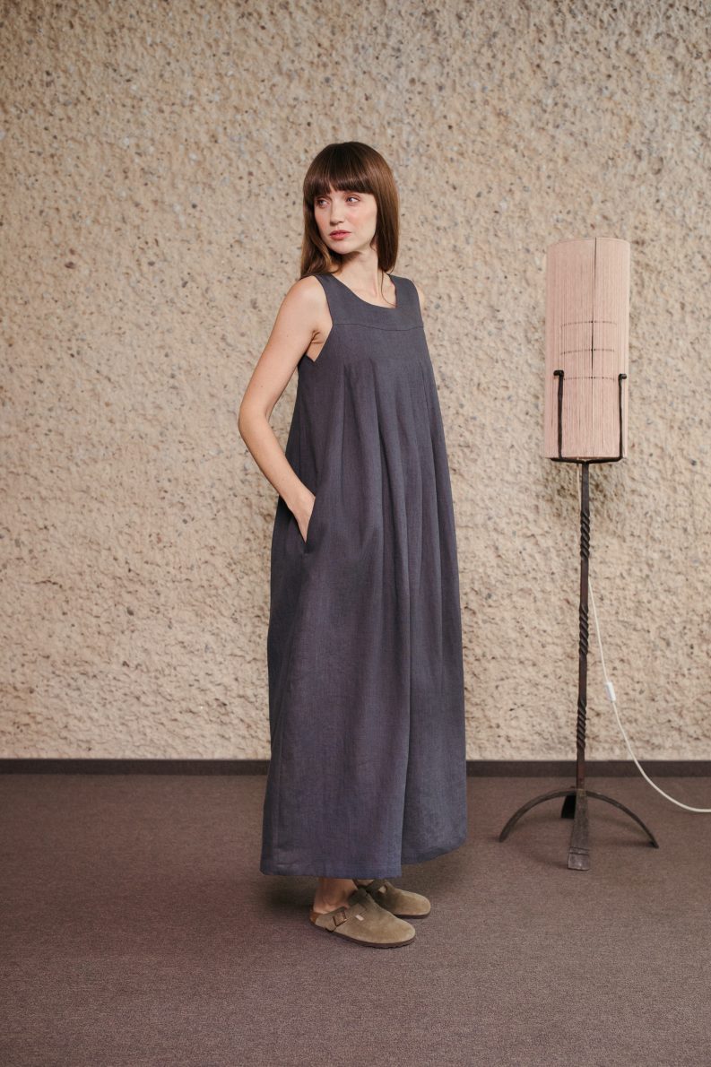 Linen sleeveless pleated maxi linen dress - ManInTheStudio